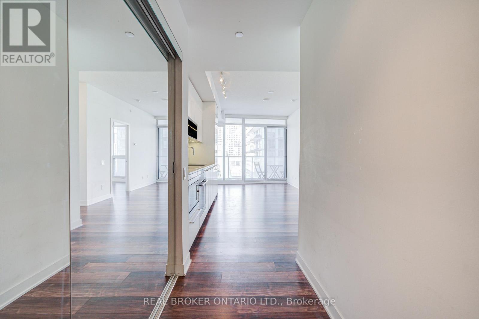 512 - 90 Queens Wharf Road, Toronto, Ontario  M5V 0E6 - Photo 6 - C12707880