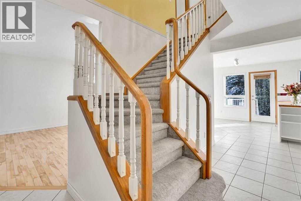 46 Somerset Close Sw, Calgary, Alberta  T2Y 3C5 - Photo 3 - A2279398