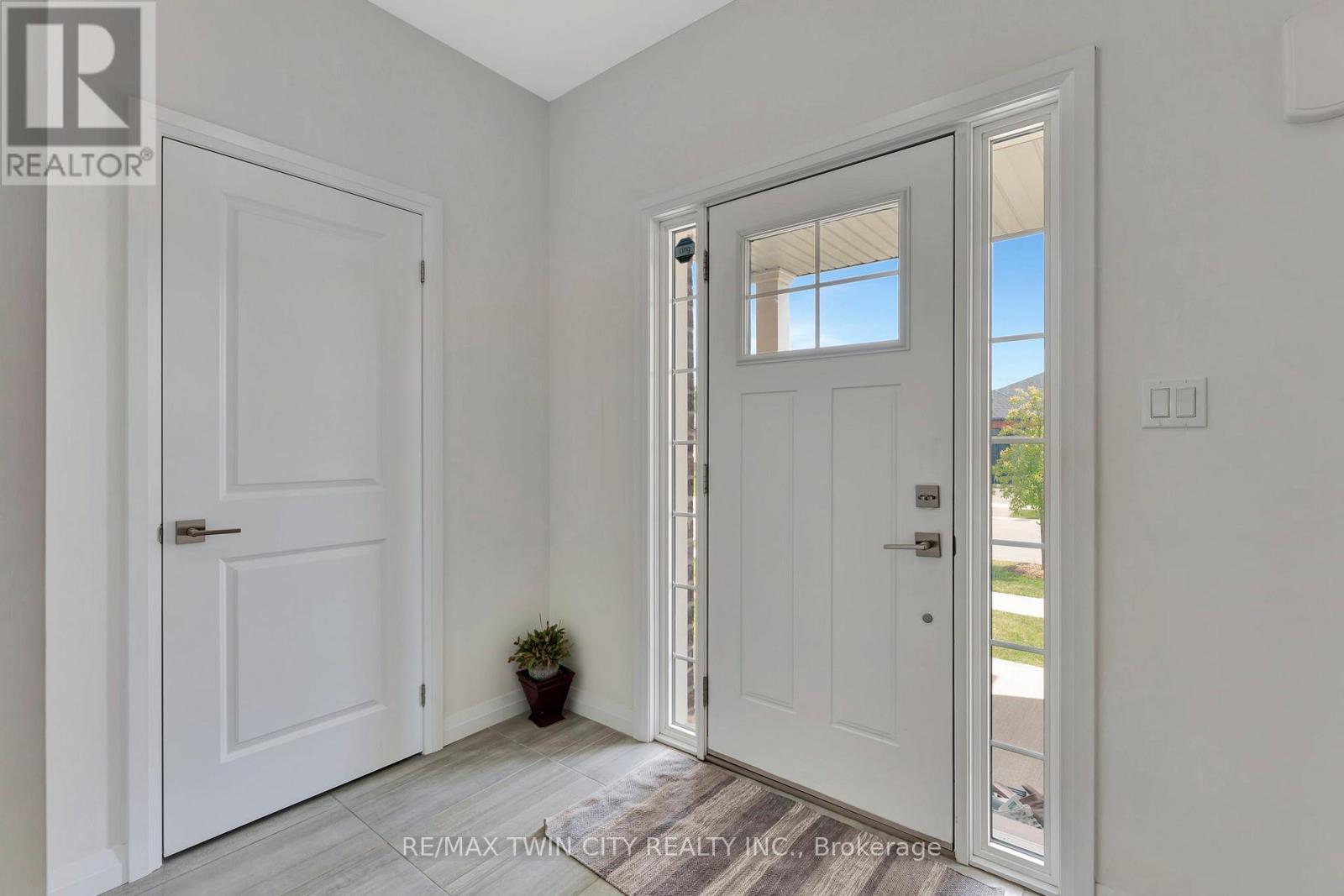 16 Cumberland Street, Brantford, Ontario  N3S 7J6 - Photo 3 - X12711878