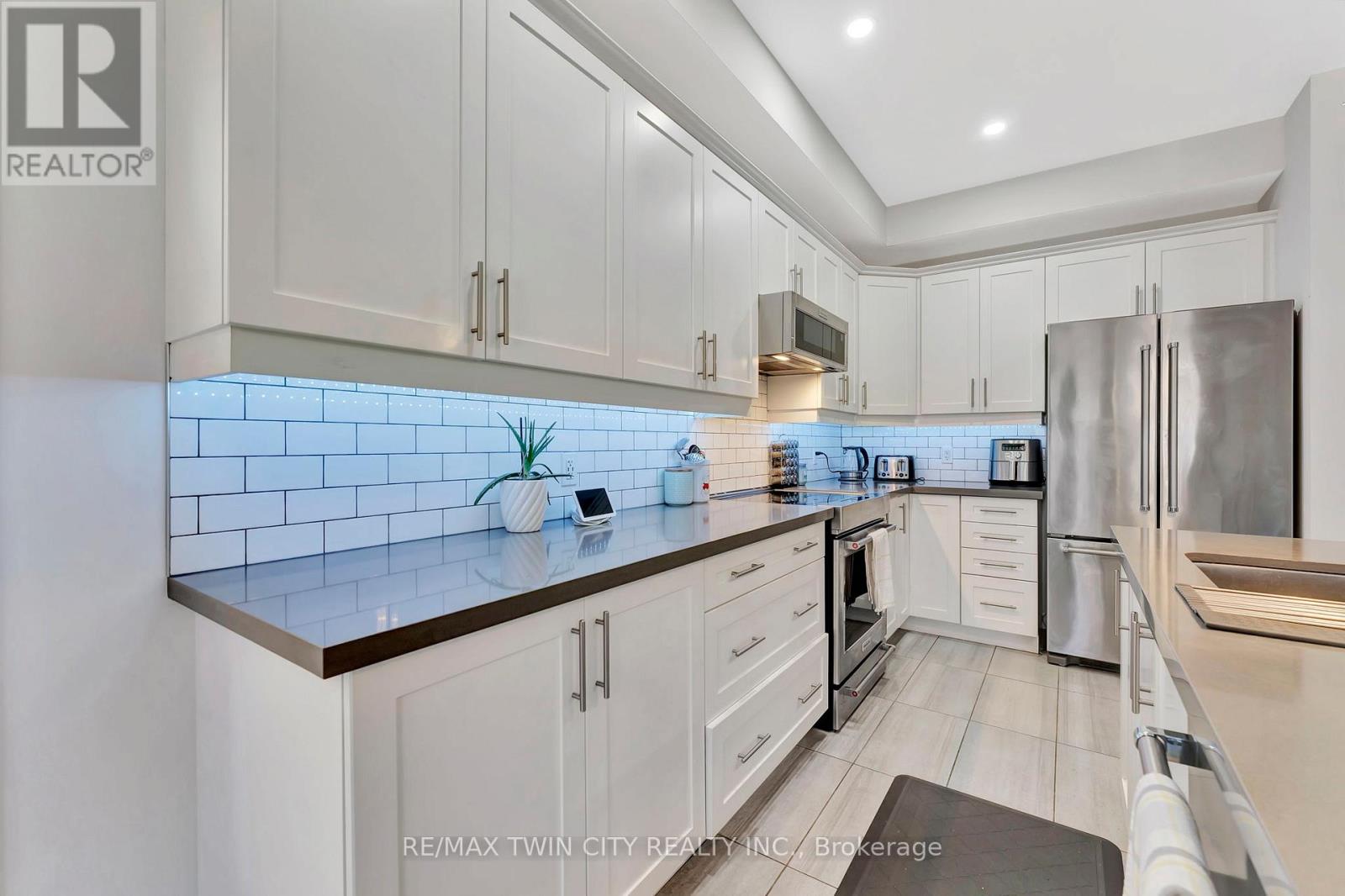 16 Cumberland Street, Brantford, Ontario  N3S 7J6 - Photo 5 - X12711878