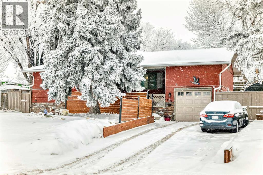 5923 Thorncliffe Drive Nw, Calgary, Alberta  T2K 2Z9 - Photo 2 - A2276899