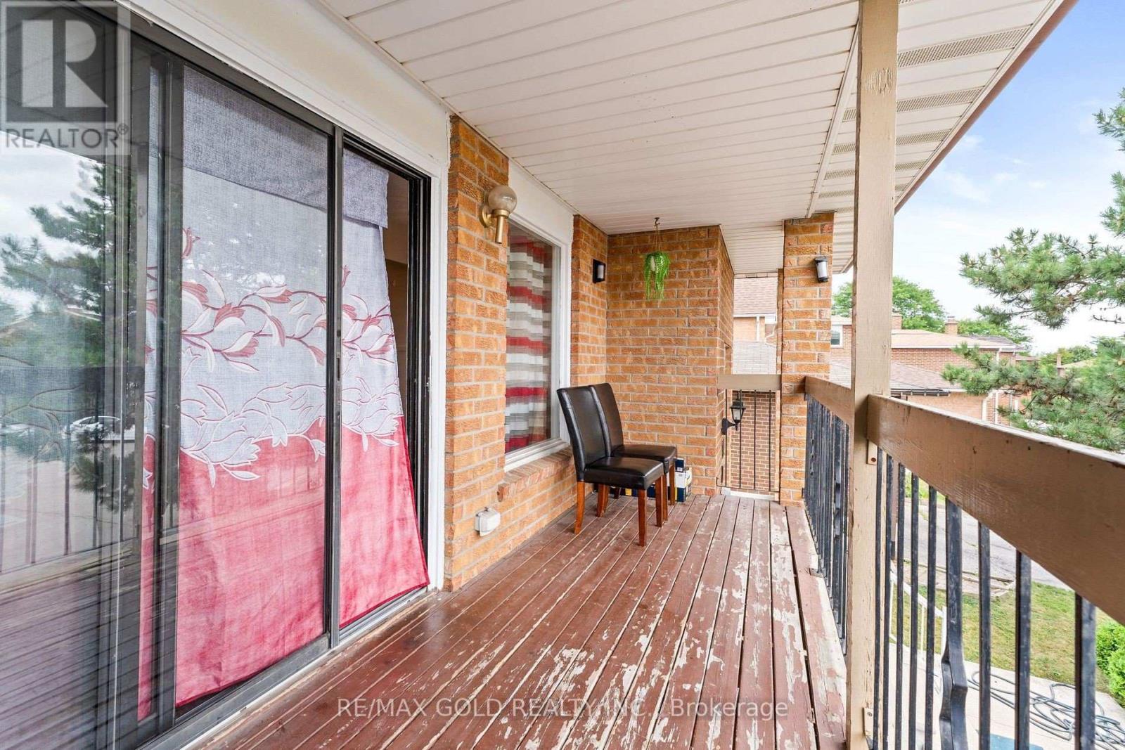 14 Albemarle Court, Brampton, Ontario  L6Z 1R4 - Photo 4 - W12711892