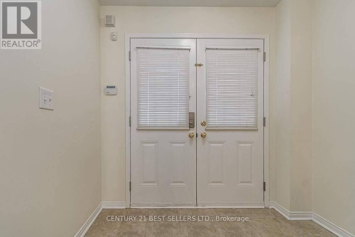 3358 Mikalda Road, Burlington, Ontario  L7M 0K9 - Photo 6 - W12711946