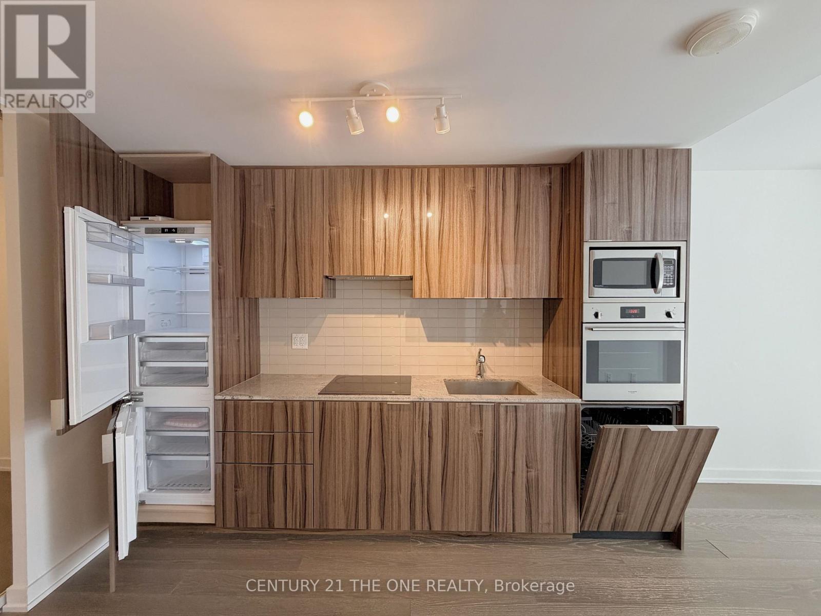 709 - 11 Wellesley Street W, Toronto, Ontario  M4Y 0G4 - Photo 3 - C12712006