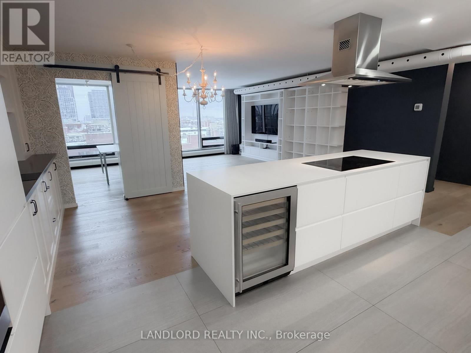 <div class="slider-price">$4,500 Monthly</div><p>1203 - 30 Wellington Street E, Toronto, Ontario</p>