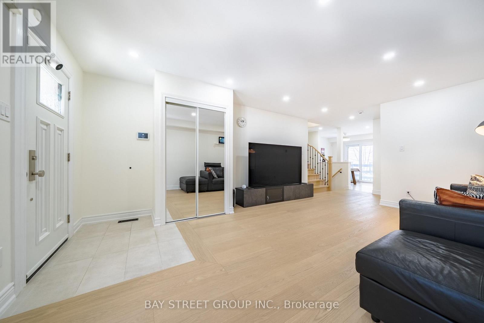 26 Moresby Street, Richmond Hill, Ontario  L4B 4K9 - Photo 3 - N12712000