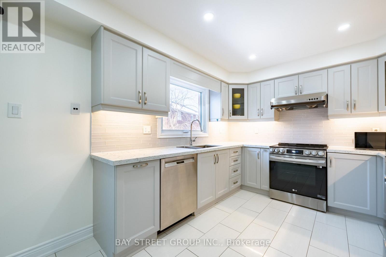 26 Moresby Street, Richmond Hill, Ontario  L4B 4K9 - Photo 9 - N12712000