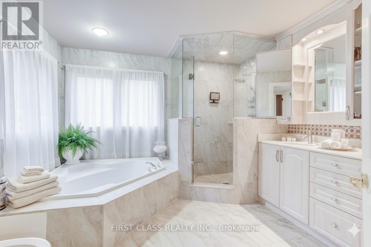 333 Weldrick Road E, Richmond Hill, Ontario  L4C 8L6 - Photo 3 - N12712036