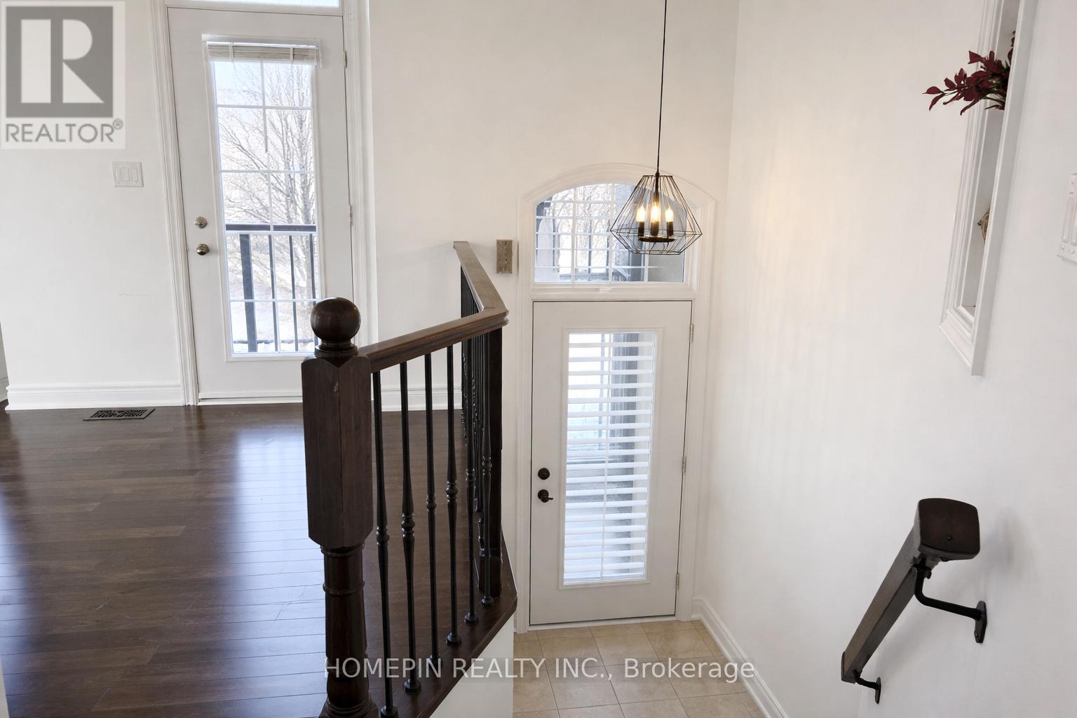 40 Chapman Court, Aurora, Ontario  L4G 0E2 - Photo 2 - N12712058