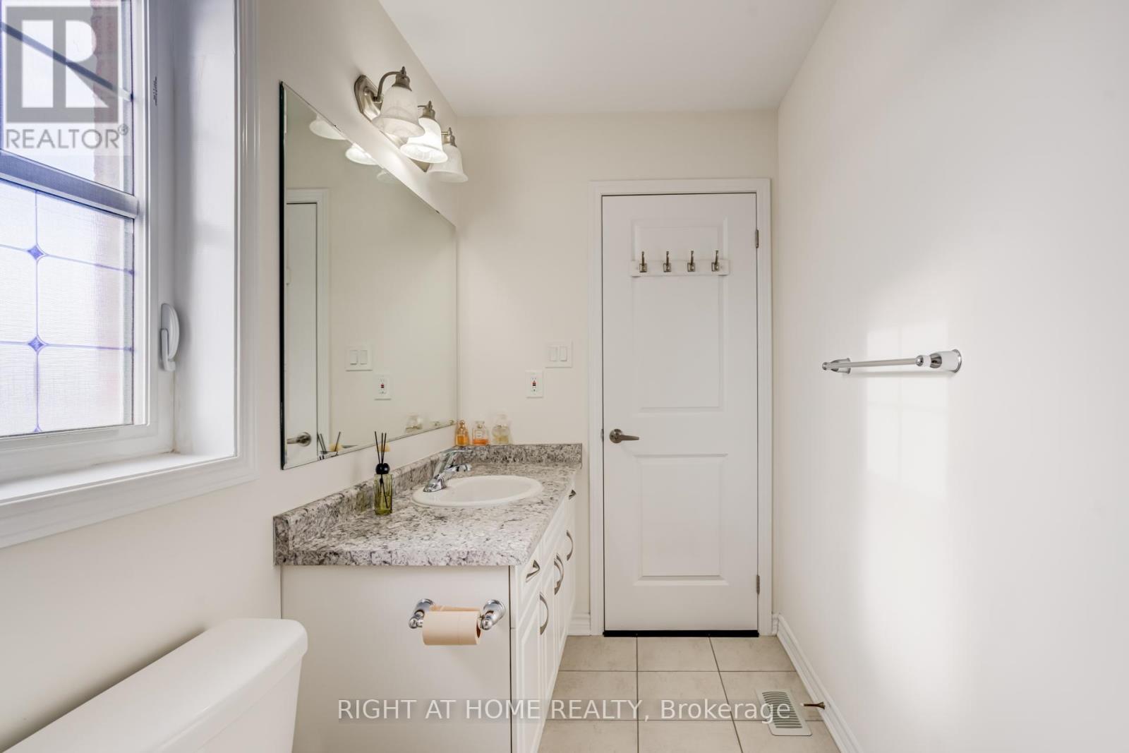 8 Callandar Road, Brampton, Ontario  L7Z 4V1 - Photo 11 - W12712022