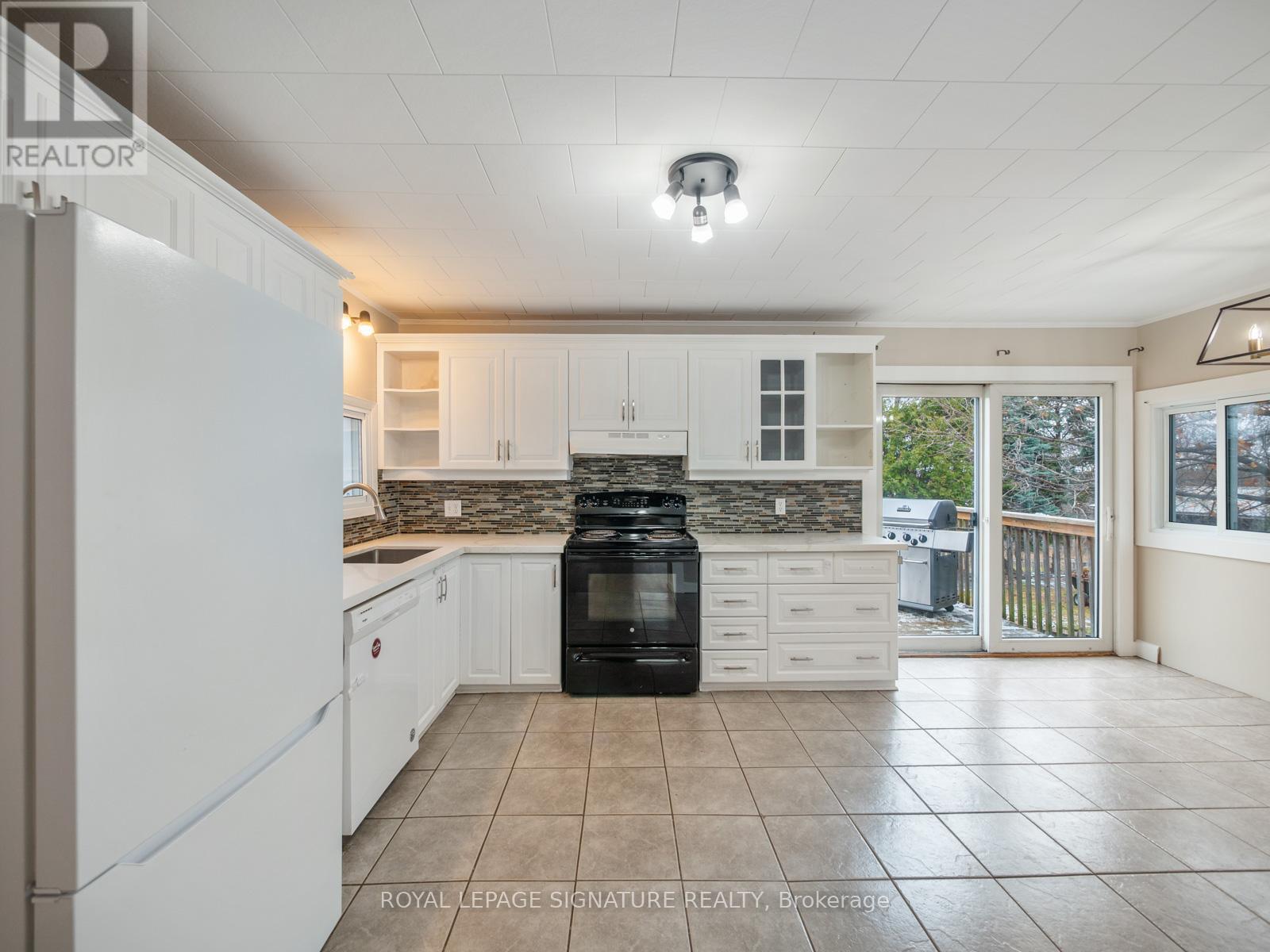 79 Poyntz Street, Penetanguishene, Ontario  L9M 1N9 - Photo 9 - S12555368