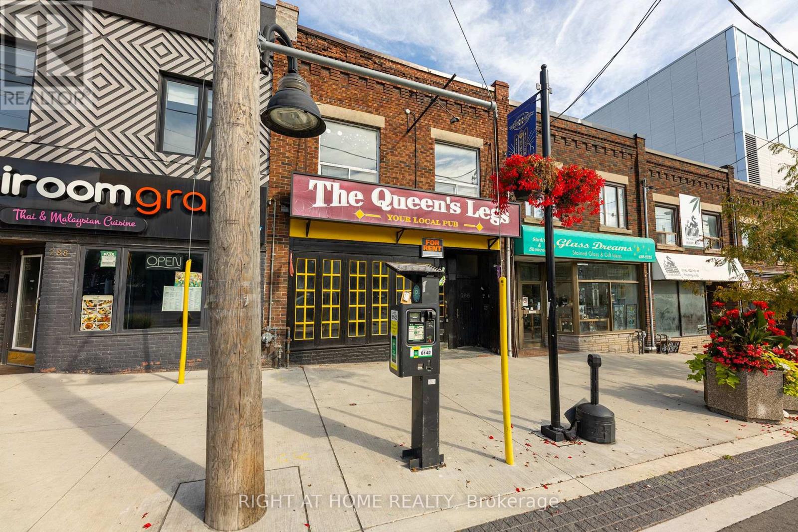Main Level - 286 Eglinton Avenue W, Toronto, Ontario  M4R 1B2 - Photo 2 - C12678982