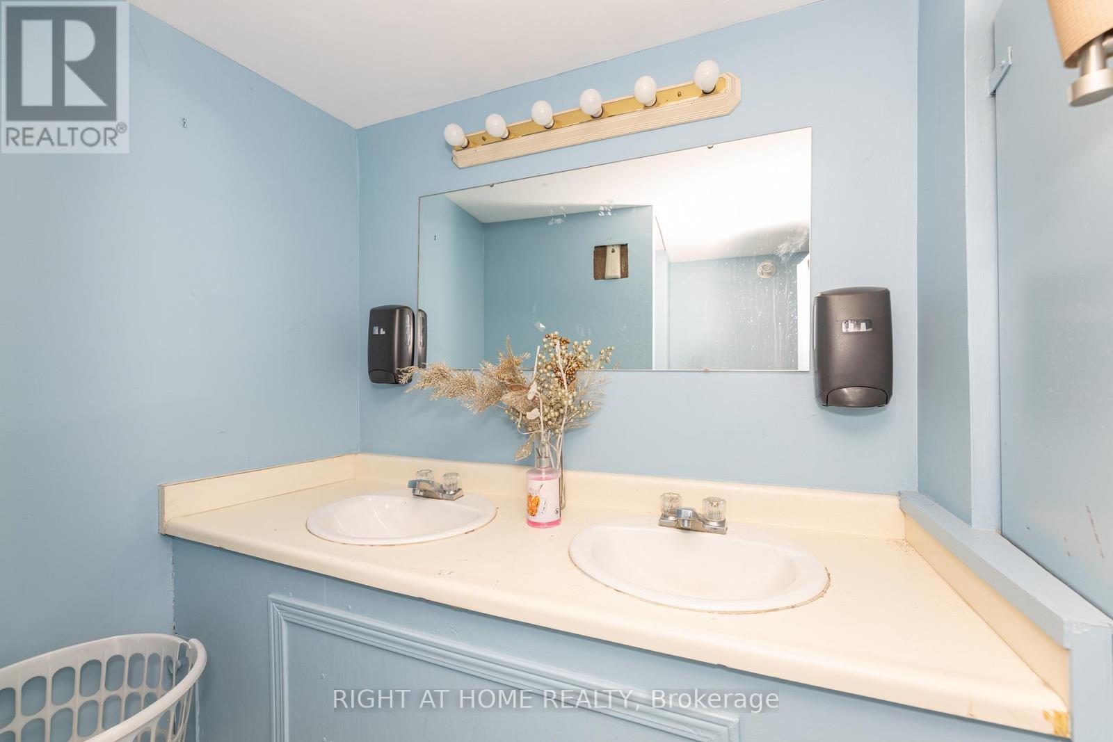 Main Level - 286 Eglinton Avenue W, Toronto, Ontario  M4R 1B2 - Photo 27 - C12678982