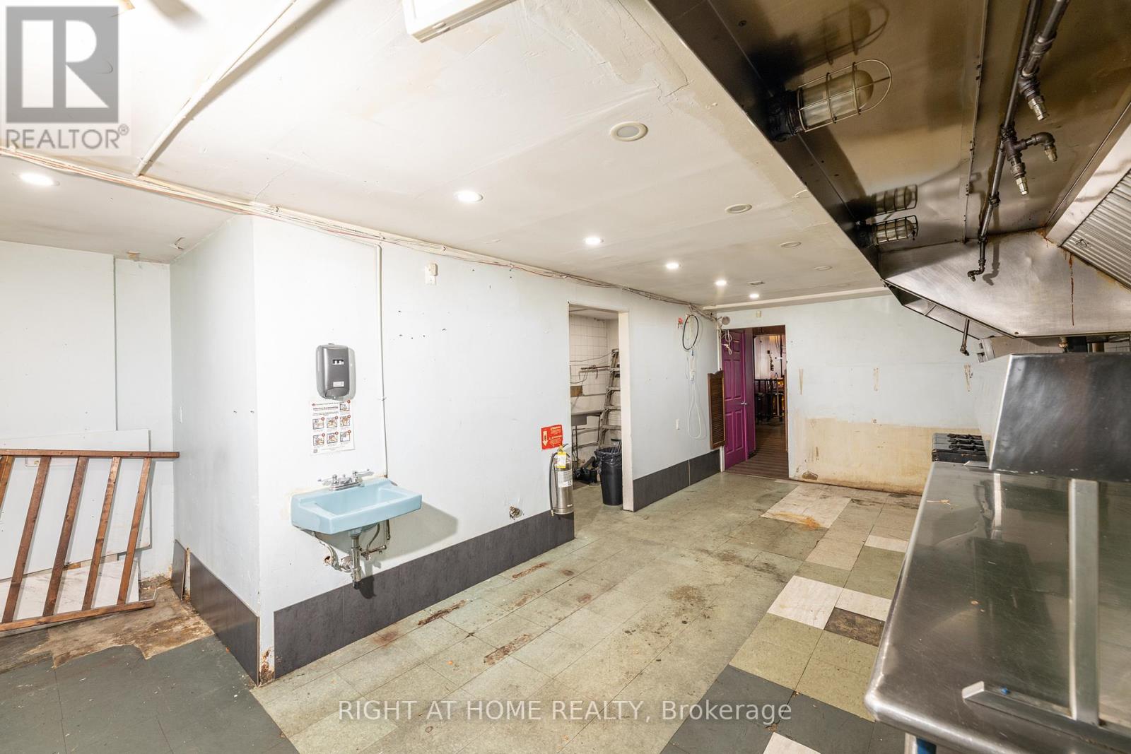 Main Level - 286 Eglinton Avenue W, Toronto, Ontario  M4R 1B2 - Photo 20 - C12678982