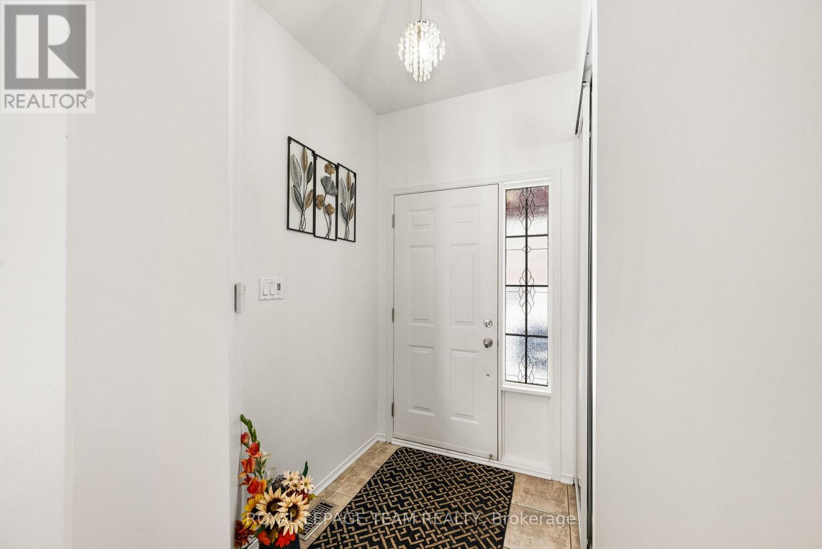 18 Oakham Ridge N, Ottawa, Ontario  K2K 3B3 - Photo 4 - X12712088