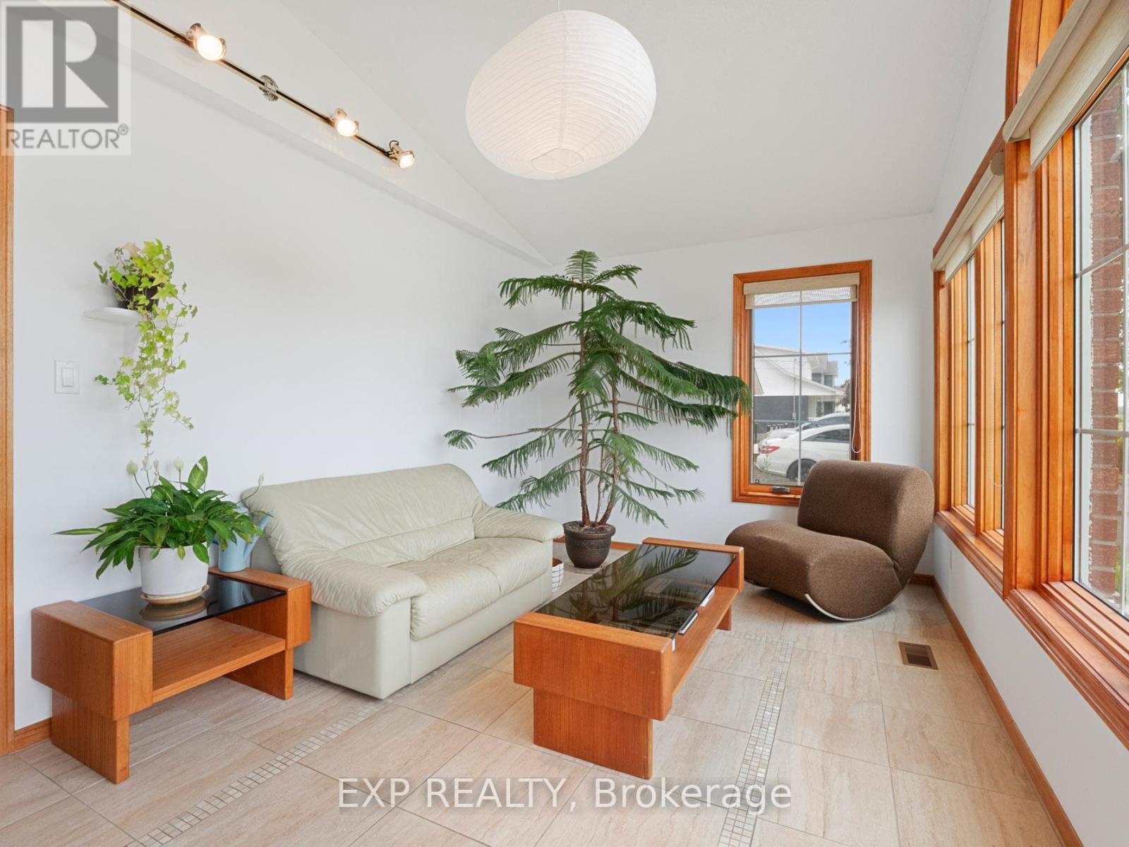 3446 Black Creek Road, Fort Erie (Black Creek), Ontario  L0S 1S0 - Photo 6 - X12712162