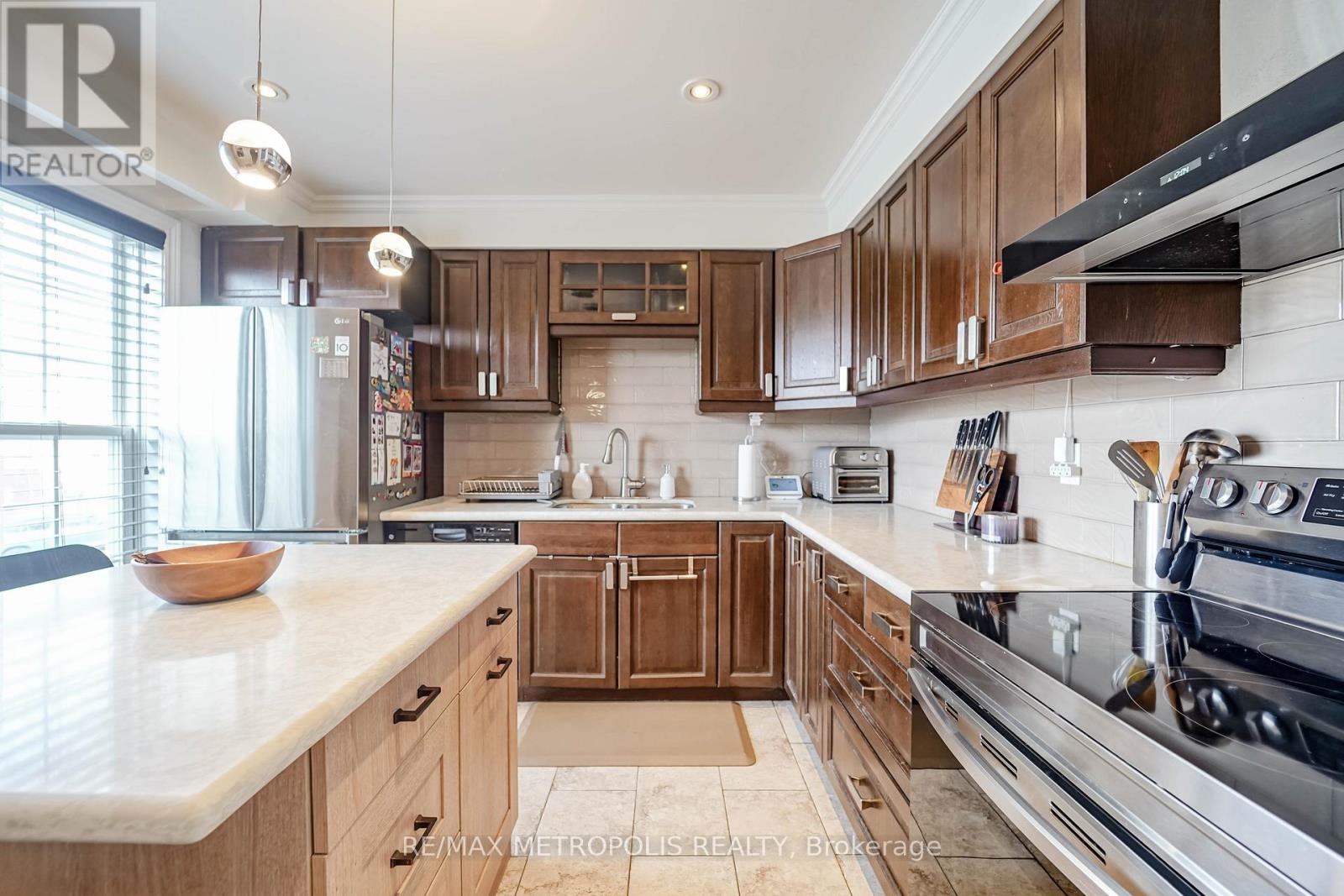 1319 Luna Court, Pickering, Ontario  L1W 3C3 - Photo 3 - E12711510