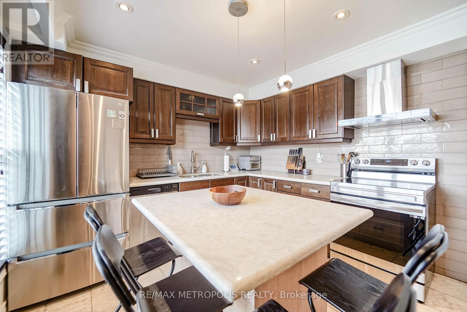 1319 Luna Court, Pickering, Ontario  L1W 3C3 - Photo 4 - E12711510