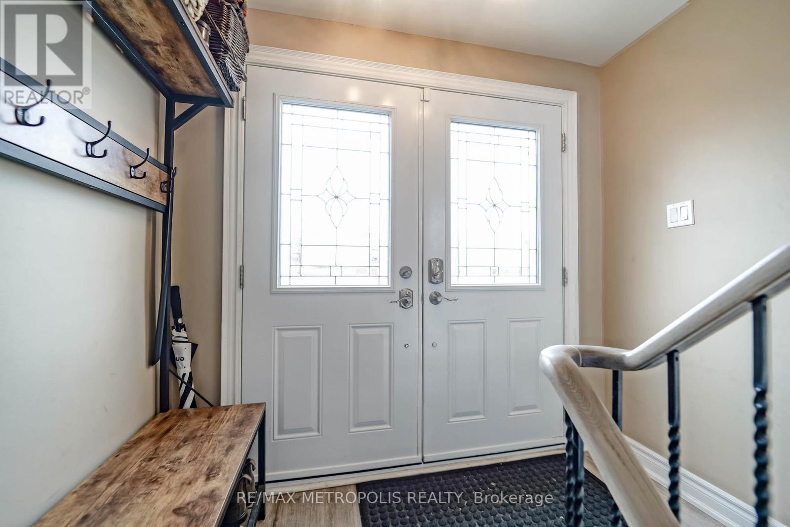 1319 Luna Court, Pickering, Ontario  L1W 3C3 - Photo 5 - E12711510