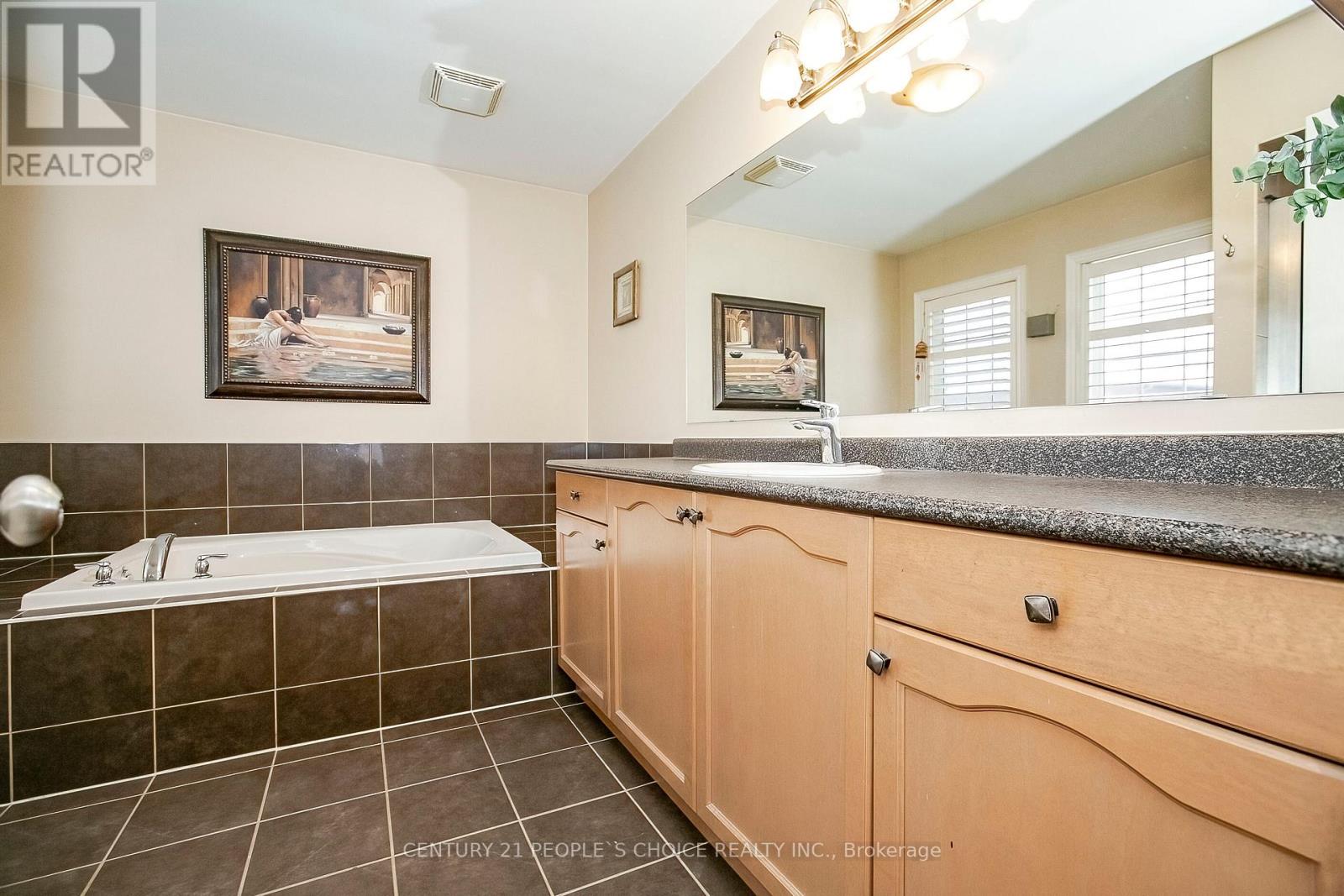 33 Accent Circle, Brampton, Ontario  L7A 0L3 - Photo 30 - W12712154