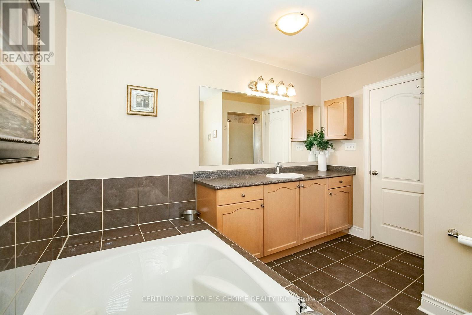 33 Accent Circle, Brampton, Ontario  L7A 0L3 - Photo 32 - W12712154