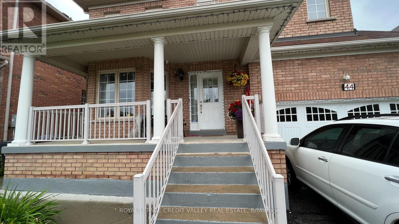 44 Australia Drive, Brampton, Ontario  L6R 3E8 - Photo 2 - W12712168