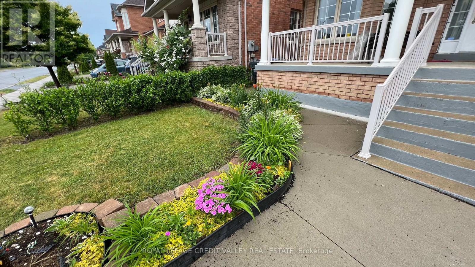 44 Australia Drive, Brampton, Ontario  L6R 3E8 - Photo 4 - W12712168