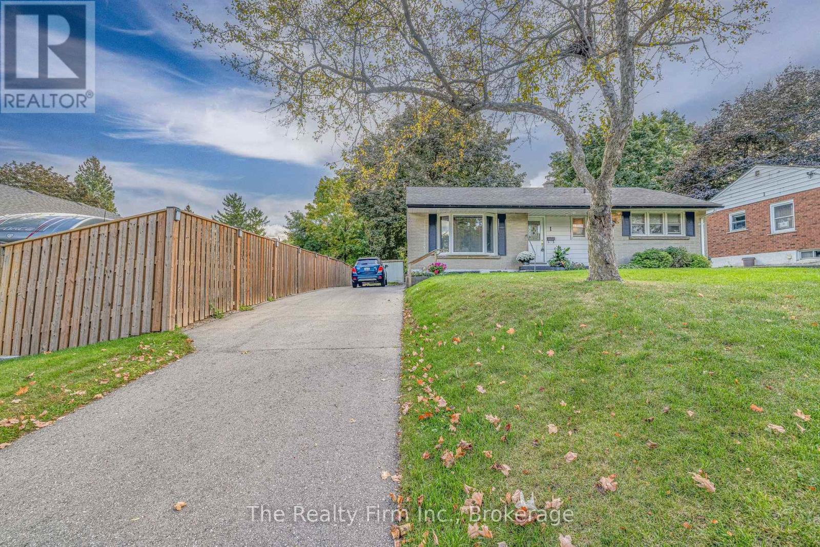 1 EARLSCOURT CRESCENT, Woodstock, Ontario