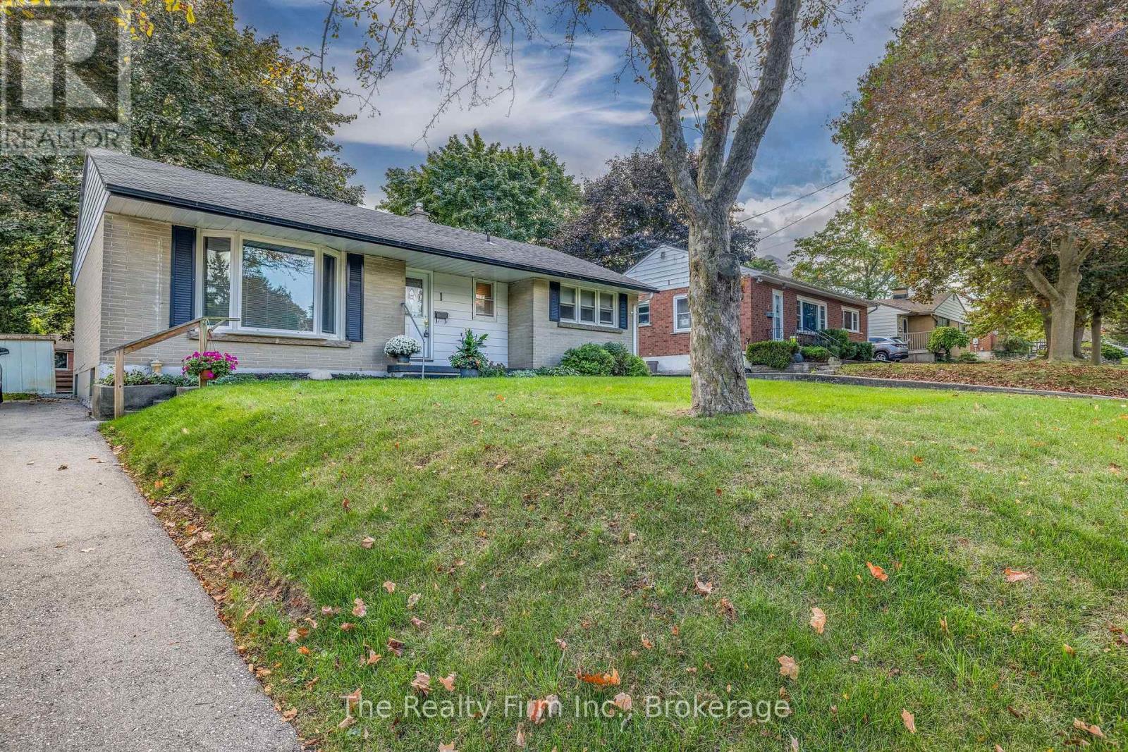 1 Earlscourt Crescent, Woodstock, Ontario  N4S 5H2 - Photo 3 - X12712258