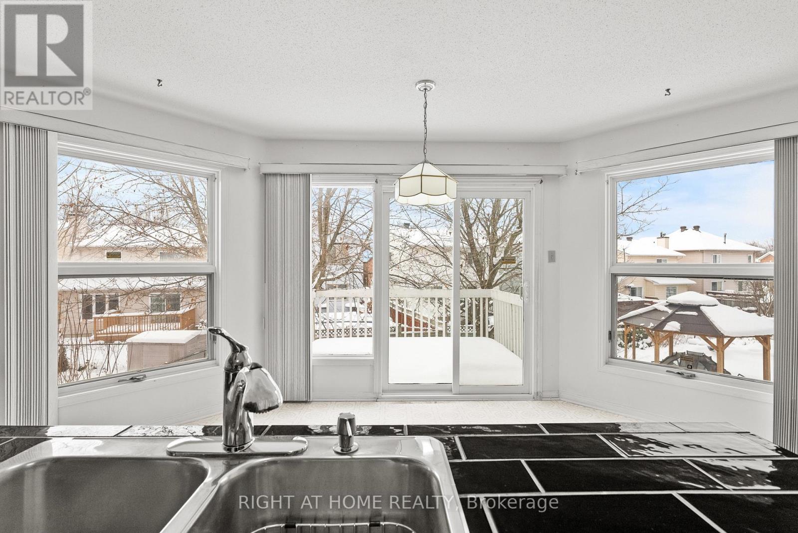 11 Kluane Ridge, Ottawa, Ontario  K2M 1Z7 - Photo 12 - X12712260