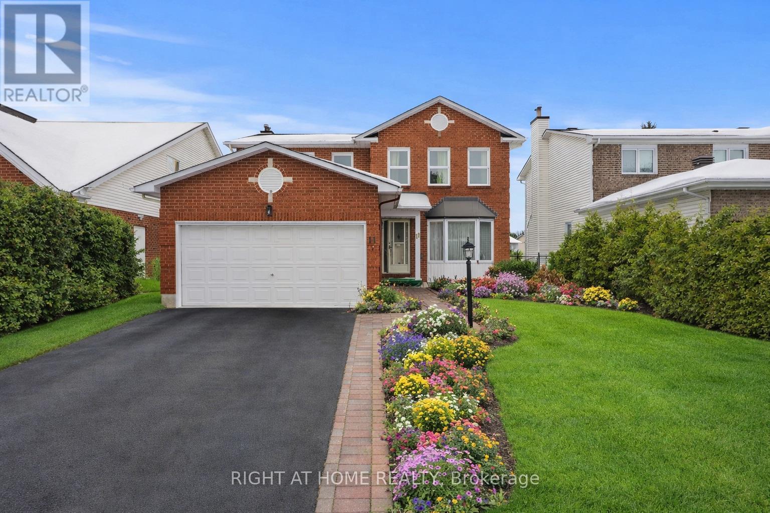 11 Kluane Ridge, Ottawa, Ontario  K2M 1Z7 - Photo 3 - X12712260
