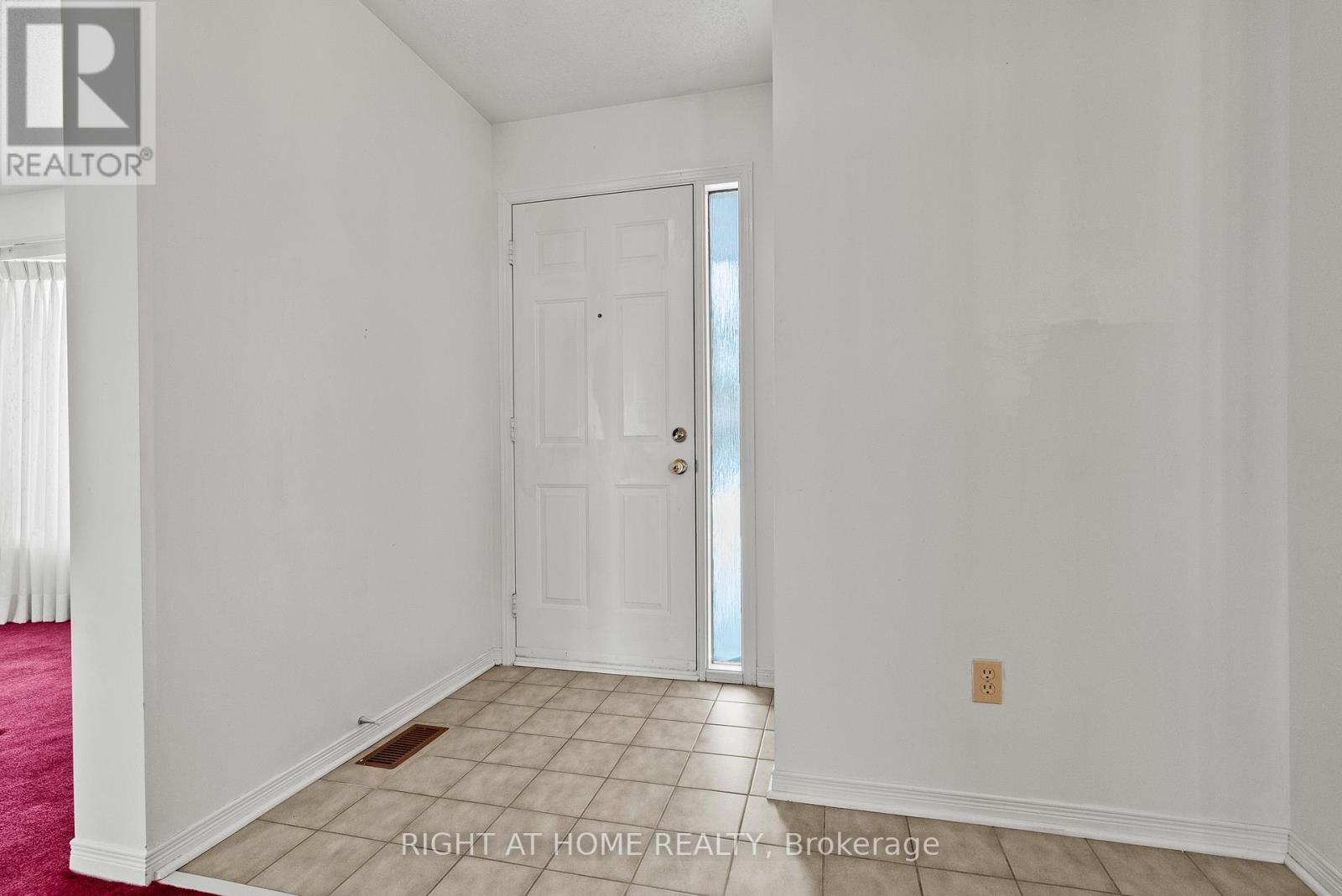 11 Kluane Ridge, Ottawa, Ontario  K2M 1Z7 - Photo 4 - X12712260