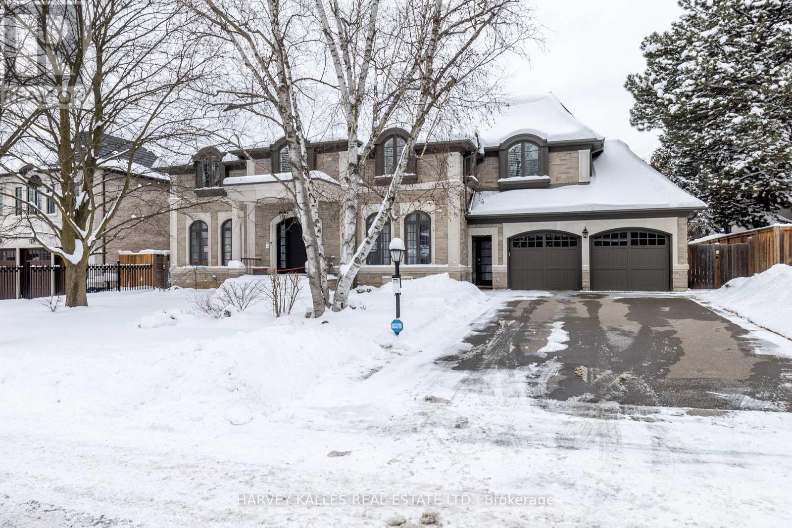 <div class="slider-price">$5,849,000</div><p>14 Sulgrave Crescent, Toronto, Ontario</p>