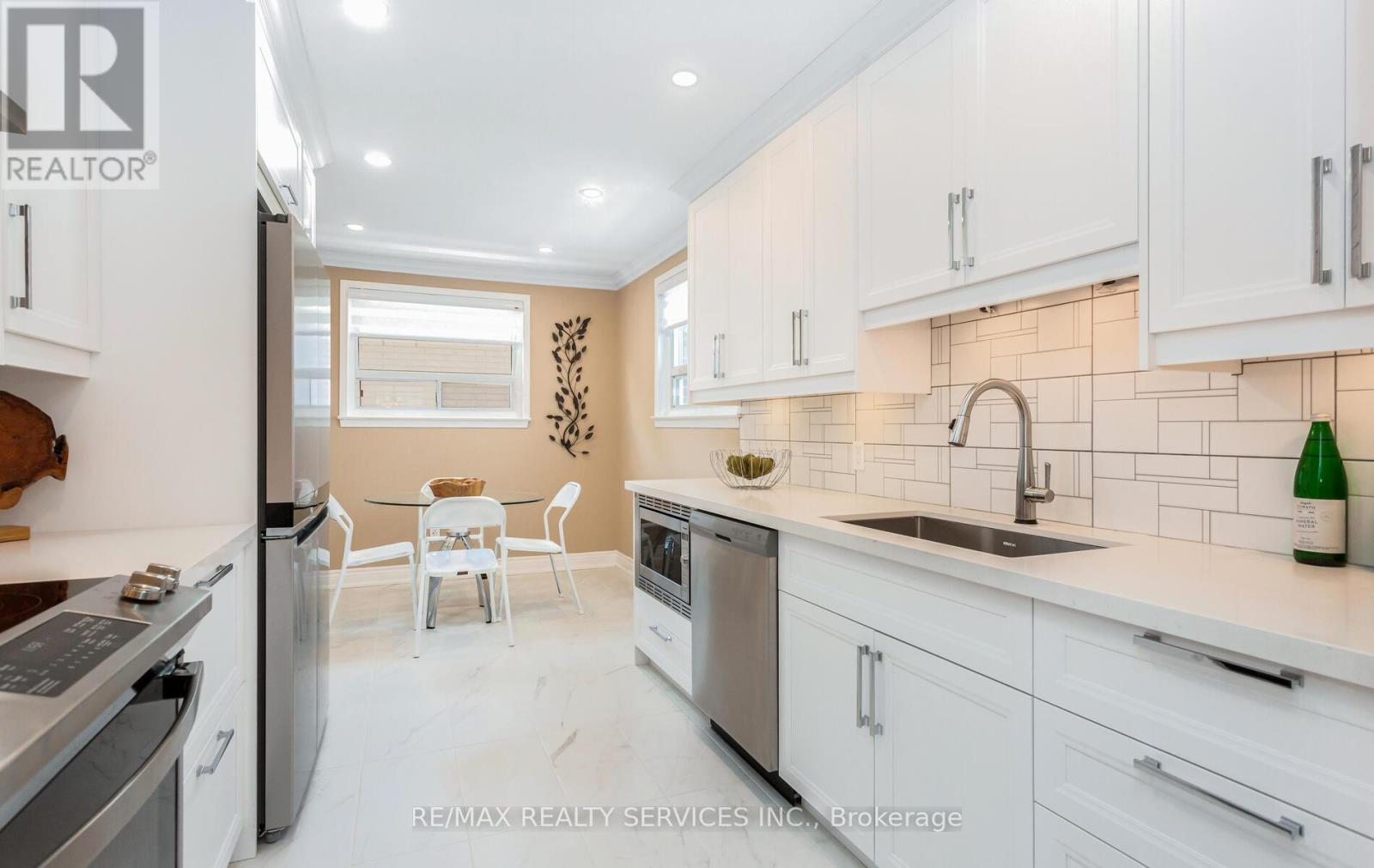 17 Croydon Court, Brampton, Ontario  L6T 1Y3 - Photo 3 - W12712270