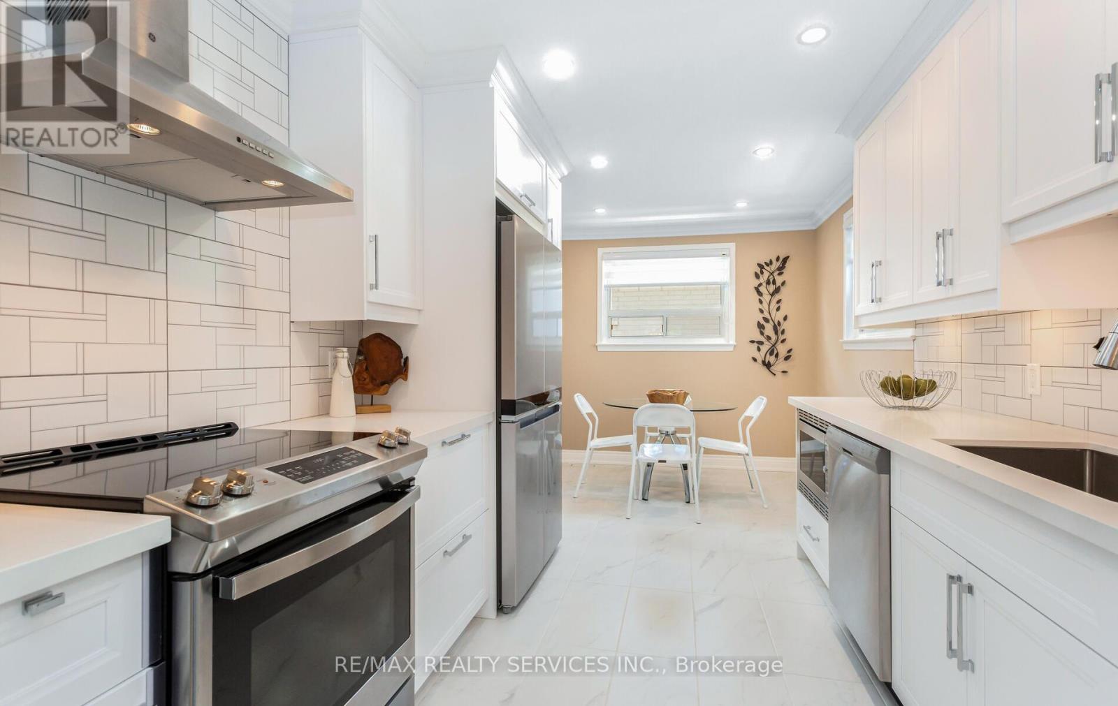 17 Croydon Court, Brampton, Ontario  L6T 1Y3 - Photo 5 - W12712270