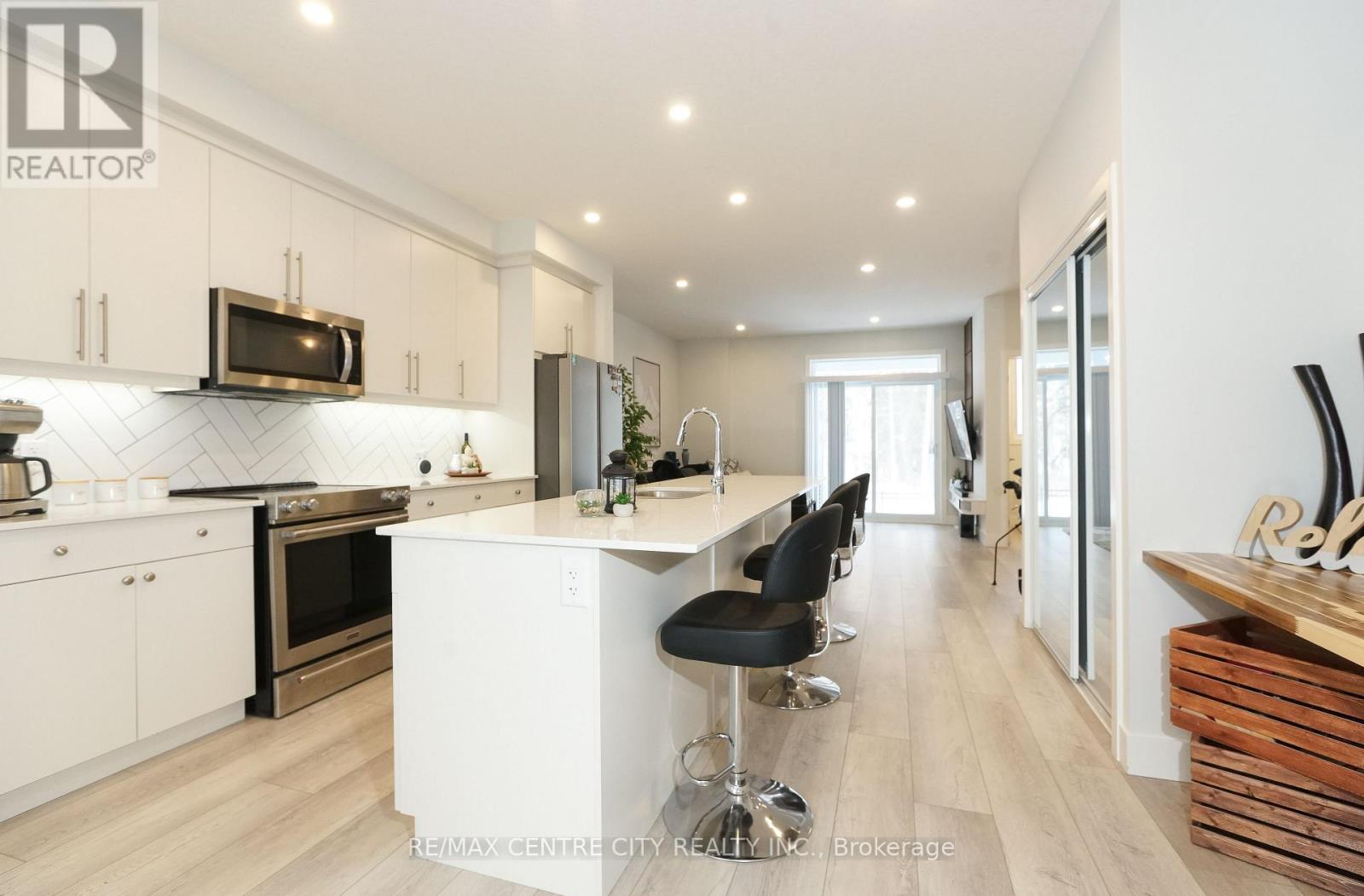 6 - 925 Deveron Crescent, London South, Ontario  N5Z 5A4 - Photo 2 - X12712300