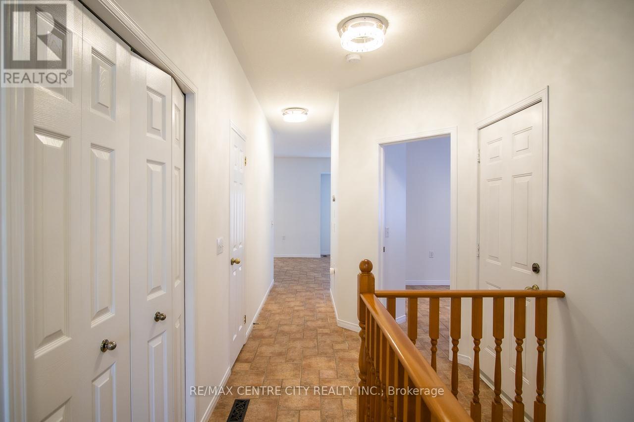 25 - 1555 Highbury Avenue N, London East, Ontario  N5Y 5R2 - Photo 4 - X12712388