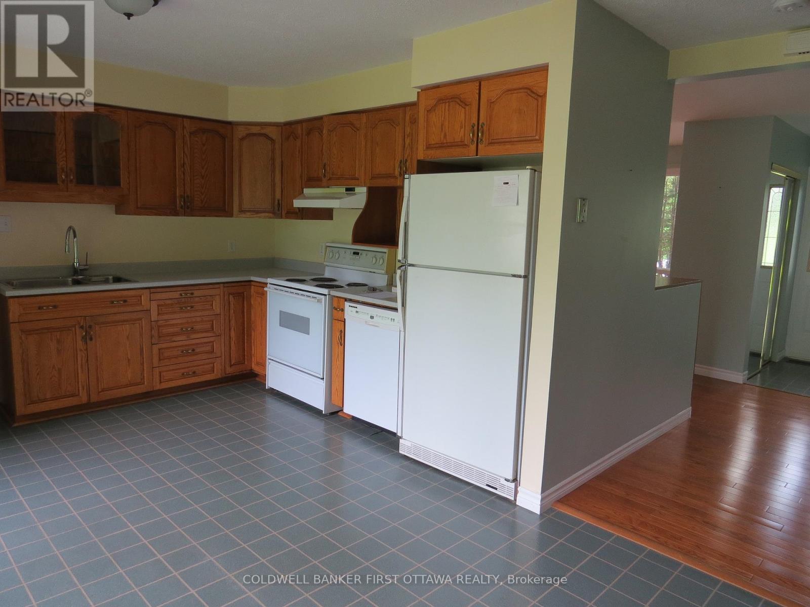 2326 Scrivens Drive, Ottawa, Ontario  K0A 2P0 - Photo 4 - X12712646