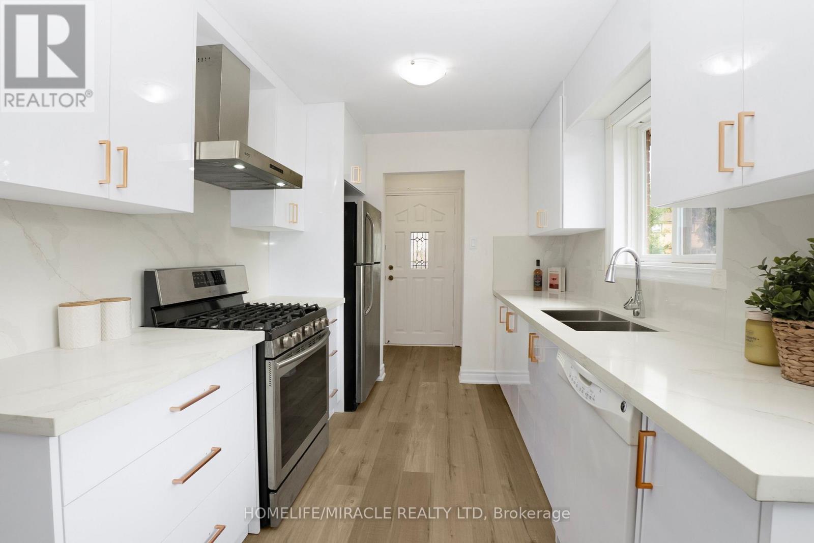 66 Avening Drive, Toronto, Ontario  M9V 1Y1 - Photo 9 - W12712324