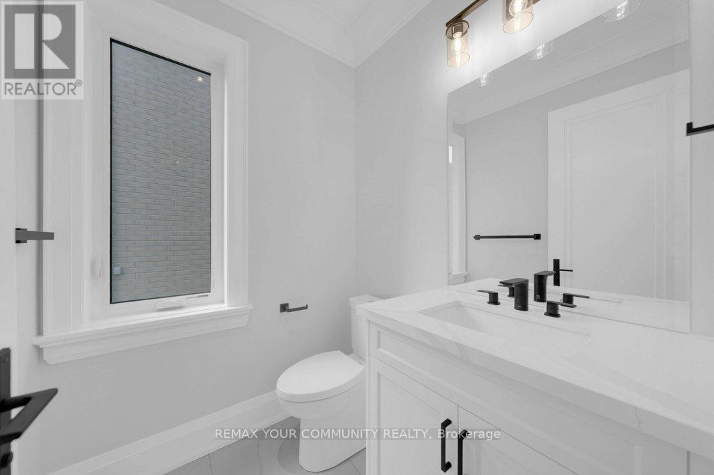 92 Howard Road, Newmarket, Ontario  L3Y 3G7 - Photo 5 - N12540742