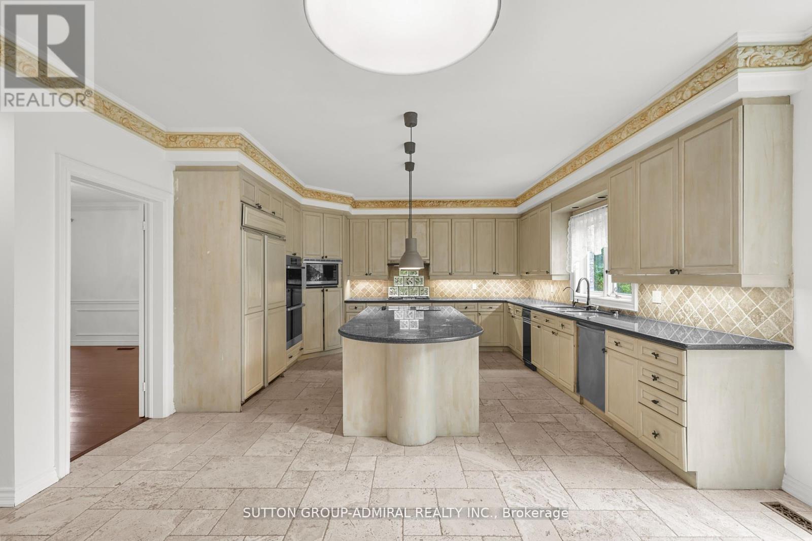 48 Berkindale Drive, Toronto, Ontario  M2L 1Z8 - Photo 6 - C12712450