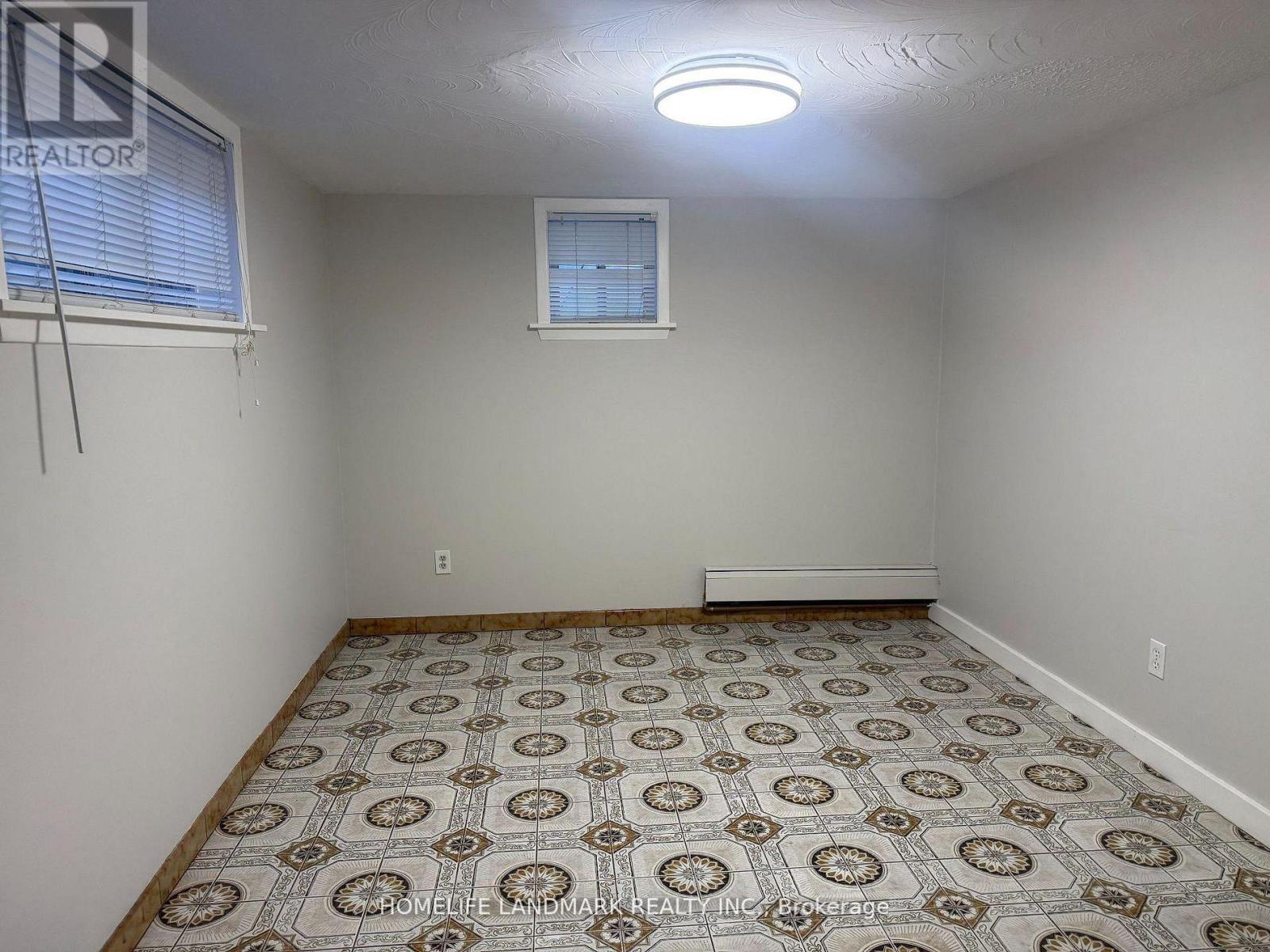 4 Sully Crescent, Toronto, Ontario  M6J 2E4 - Photo 11 - C12712464