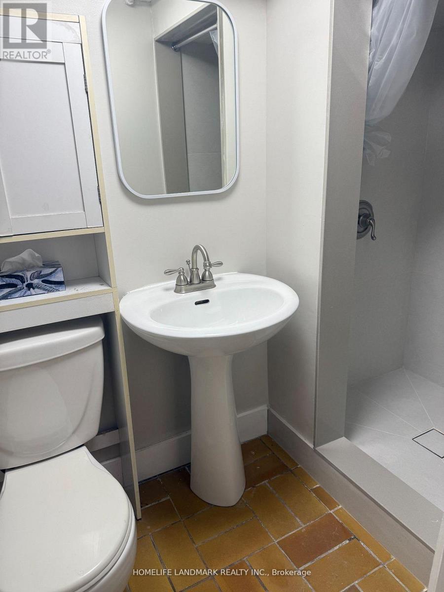 4 Sully Crescent, Toronto, Ontario  M6J 2E4 - Photo 12 - C12712464