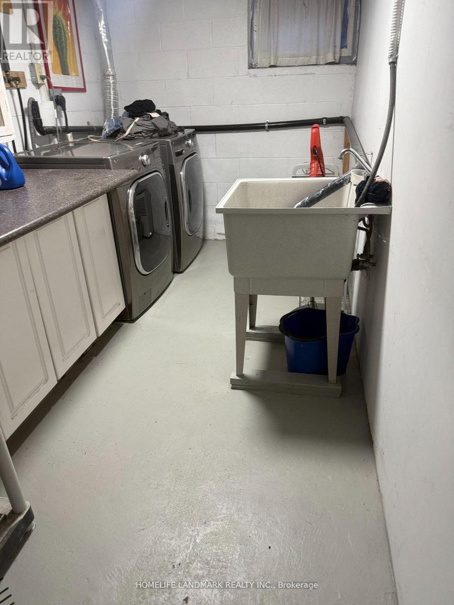 4 Sully Crescent, Toronto, Ontario  M6J 2E4 - Photo 13 - C12712464