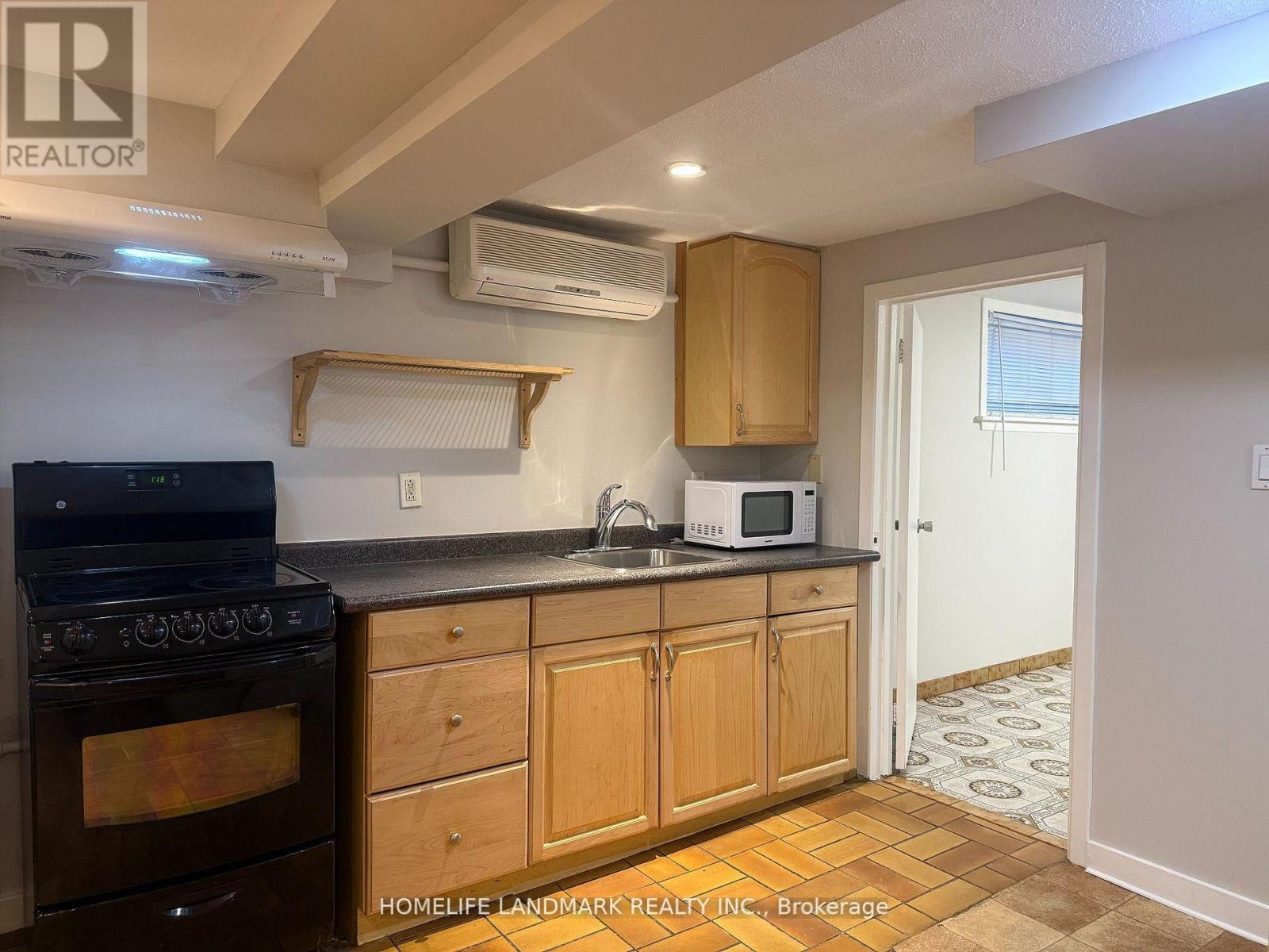 4 Sully Crescent, Toronto, Ontario  M6J 2E4 - Photo 6 - C12712464