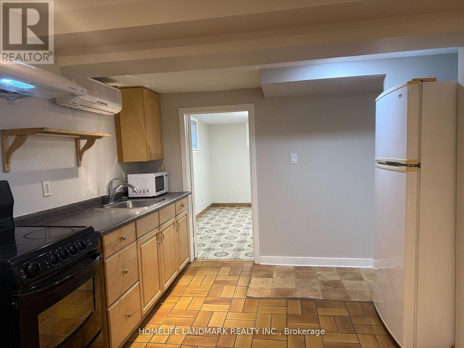 4 Sully Crescent, Toronto, Ontario  M6J 2E4 - Photo 7 - C12712464