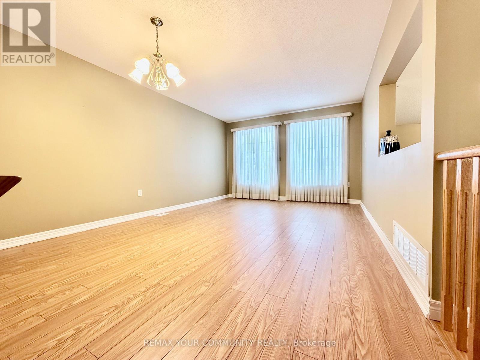 20 Veseli Court N, Bradford West Gwillimbury, Ontario  L3Z 3C3 - Photo 2 - N12712700