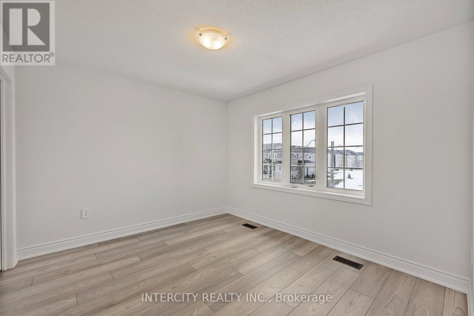 11 Avalon Drive, Wasaga Beach, Ontario  L9R 0M2 - Photo 5 - S12712432