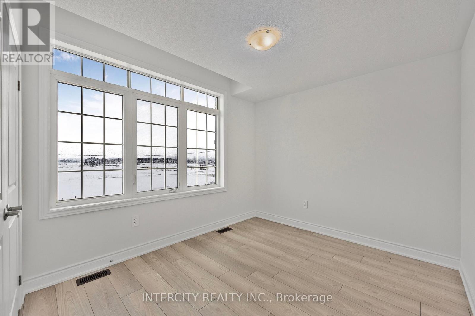 11 Avalon Drive, Wasaga Beach, Ontario  L9R 0M2 - Photo 7 - S12712432