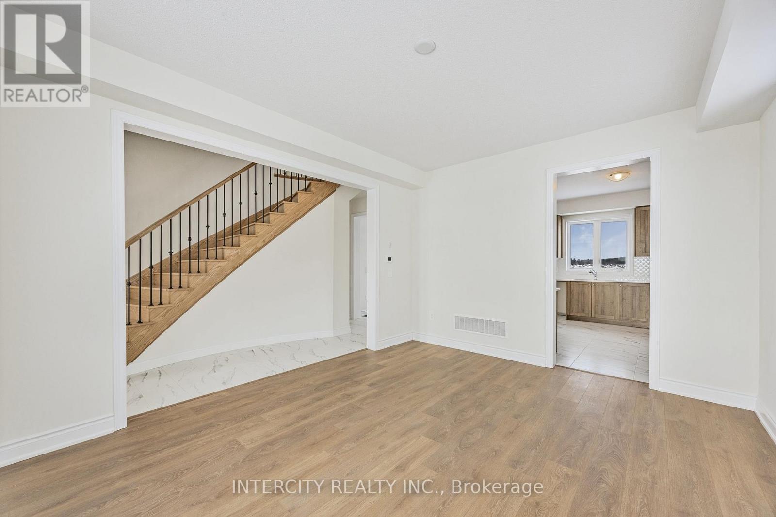 36 Legacy Circle, Wasaga Beach, Ontario  L9Z 0M5 - Photo 9 - S12712434